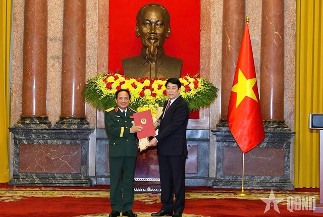 Chủ tịch nước trao Quyết định thăng quân hàm Đại tướng đối với đồng chí Trịnh Văn Quyết, Bí thư Trung ương Đảng, Ủy viên Thường vụ Quân ủy Trung ương, Chủ nhiệm Tổng cục Chính trị QĐND Việt Nam. gen-h-phong-quan-ham-1-17524602655661895414367.jpg