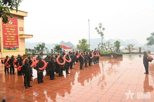 Ban chỉ huy phòng thủ khu vực 4, Bộ CHQS tỉnh Quảng Ninh triển khai công tác chuẩn bị để ứng phó với bão số 3, trưa 21/7. Ảnh: Quân đội Nhân dân. 56-1.jpg