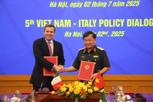 Thượng tướng Hoàng Xuân Chiến và Quốc vụ khanh Quốc phòng Italy Matteo Perego di Cremnago. Ảnh: Trà Khánh. img-0478.jpg