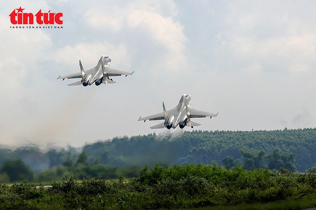 Những “cánh bay thép” SU-30MK2 kiêu hãnh trên bầu trời, góp phần làm nên khí thế hào hùng trong ngày hội lớn của đất nước. Những “cánh bay thép” SU-30MK2 kiêu hãnh trên bầu trời, góp phần làm nên khí thế hào hùng trong ngày hội lớn của đất nước.