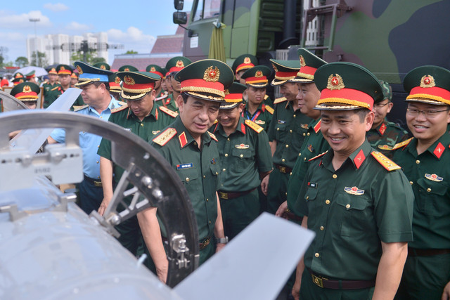 Bộ trưởng Bộ Quốc phòng nghe thuyết minh về những loại tên lửa đối hạm Sông Hồng do Viettel sản xuất. dh6-4598.jpg