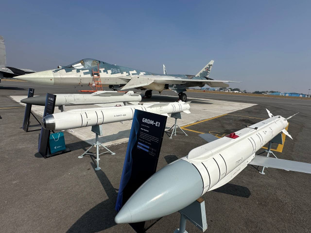 Su-57E cùng hệ thống vũ khí đi kèm được giới thiệu tại Aero India 2025. Ảnh: Rosoboronexport di5h3hbo05ctm095e01li15dbnp3h0jt.jpg