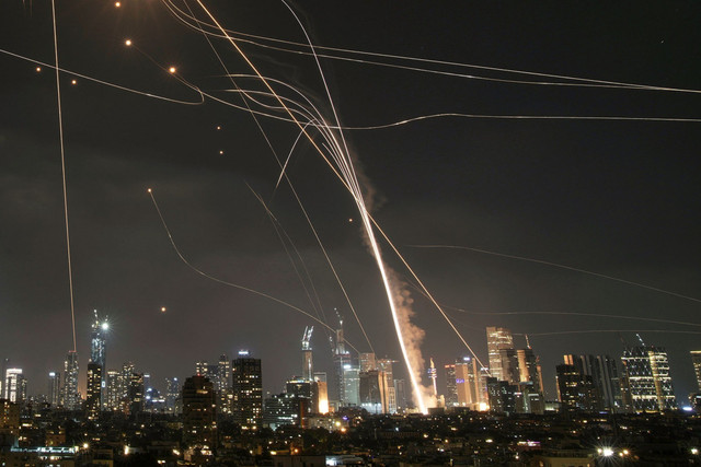 Hệ thống phòng không Iron Dome của Israel khai hỏa đánh chặn tên lửa trên bầu trời Tel Aviv. Ảnh: AP 506045564-1126267239539742-3095337710075208428-n.jpg
