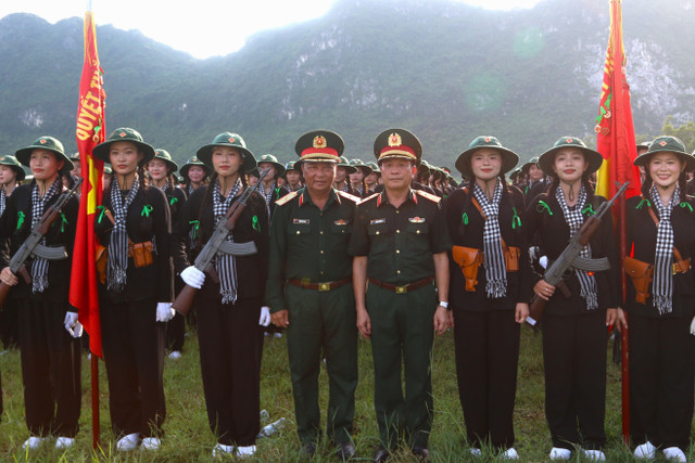 Trung tướng Trương Thiên Tô động viên khối nữ du kích miền Nam tham gia chuẩn bị cho lễ diễu binh, diễu hành. Ảnh: Trà Khánh. img-5935.jpg