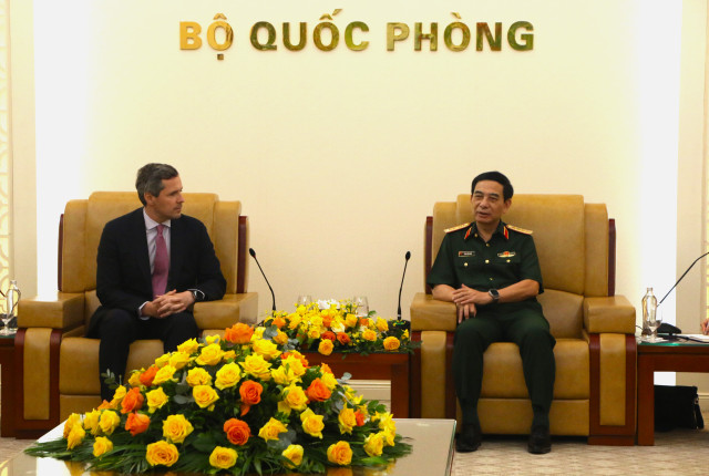 Đại tướng, Bộ trưởng Quốc phòng Phan Văn Giang tiếp Quốc vụ khanh Quốc phòng Italia Matteo Perego di Cremnago. Ảnh: Trà Khánh. img-0550.jpg