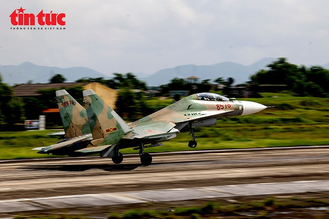 Su-30MK2 là máy bay chiến đấu hiện đại nhất của quân đội Việt Nam, được vào biên chế từ tháng 12/2006. Su-30MK2 là máy bay chiến đấu hiện đại nhất của quân đội Việt Nam, được vào biên chế từ tháng 12/2006.