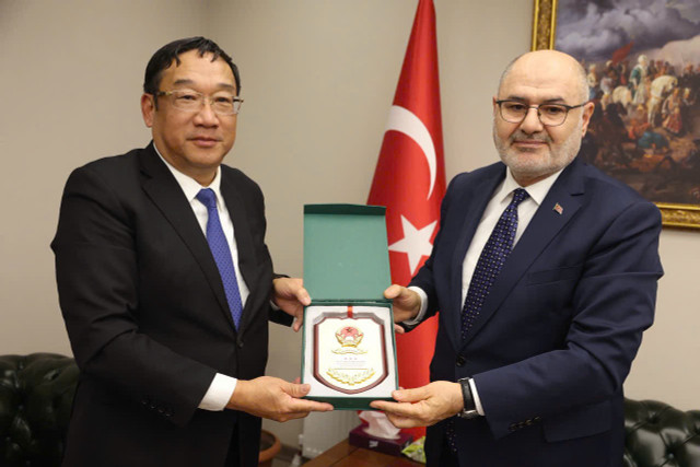 Thượng tướng Phạm Hoài Nam trao quà lưu niệm tặng Thứ trưởng Alpaslan Kavaklioglu. Ảnh: Minh Ngọc. z6650741660697-e3c0fbfba9951e1904a0450de10eecc9.jpg
