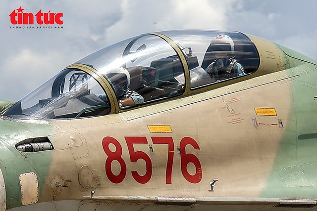 Những chiếc SU-30MK2 của Không quân Việt Nam chuẩn bị cất cánh trên đường băng trong buổi huấn luyện sáng sớm. Những chiếc SU-30MK2 của Không quân Việt Nam chuẩn bị cất cánh trên đường băng trong buổi huấn luyện sáng sớm.