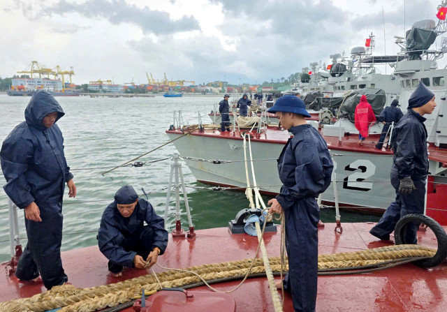 Cán bộ, chiến sĩ Lữ đoàn 172, 161 triển khai phương án bảo đảm an toàn trang bị tàu, thuyền. z6940163586526-aa47f1dfdfd731ec4532a71b9159fe7a.jpg