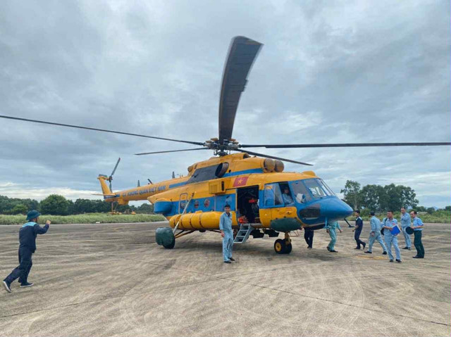 Trực thăng mang số hiệu Sar- 03 làm nhiệm vụ cứu trợ vùng lũ ở Nghệ An. Ảnh: Bích Phượng. b7a875ab-a1e1-4a69-8f7e-caf074a6ad3a.jpg