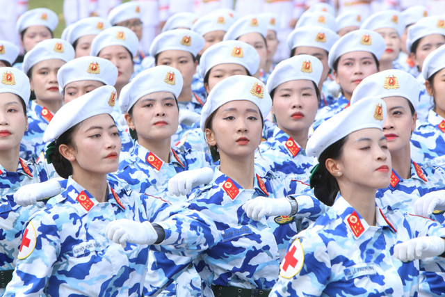 Khối nữ sĩ quan Quân y tham gia hợp luyện. Ảnh: Ảnh: Trà Khánh img-0656.jpg