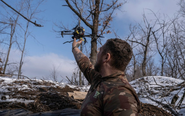 Một binh sĩ Ukraine đang sử dụng UAV FPV trong cuộc chiến với Nga. Ảnh: Bộ Quốc phòng Ukraine/X uav-bqpu-x.jpg