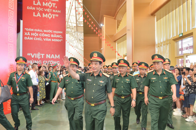 Đại tướng Phan Văn Giang và đoàn công tác tham quan khu trưng bày trong nhà. dh6-4369.jpg
