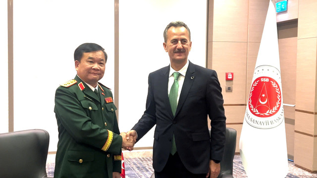Thượng tướng Hoàng Xuân Chiến hội kiến Chủ tịch Cơ quan công nghiệp quốc phòng Thổ Nhĩ Kỳ. z6835982822930-73654b08acdf66c2e1e94d2eb0d35272.jpg