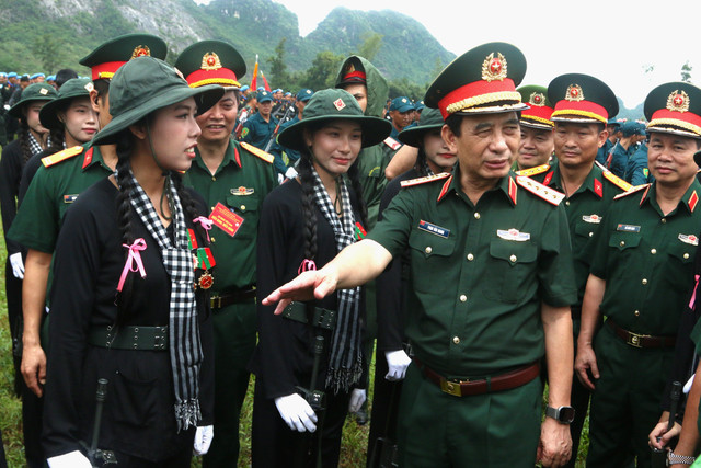 Đại tướng Phan Văn Giang thăm hỏi, động viên cho các khối. Ảnh: Trà Khánh img-5643.jpg