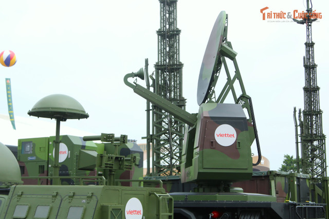 Về thành phần chiến đấu của VCU5 - EMP, tổ hợp này gồm đài trinh sát vô tuyến; radar; khối quang điện tử; hệ thống gây nhiễu; hệ thống xung điện từ EMP; hệ thống chỉ huy điều khiển. Toàn bộ tổ hợp được đặt trên khung xe tải đặc chủng Kamaz 6x6. kto-tr_5.jpg