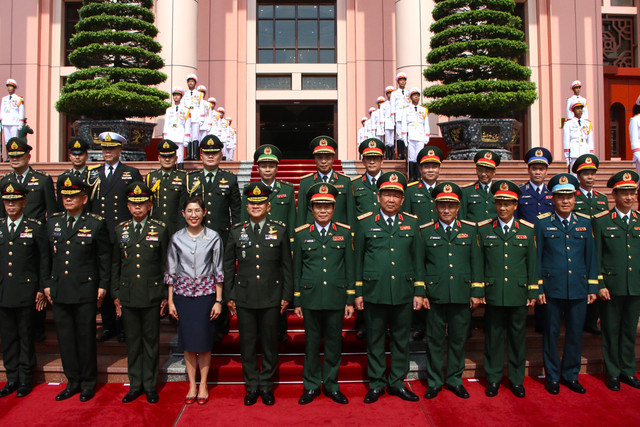 Đại tướng Nguyễn Tân Cương, Đại tướng Songwit Noonpackdee và các thành viên hai đoàn. Ảnh: Trà Khánh. img-0850.jpg