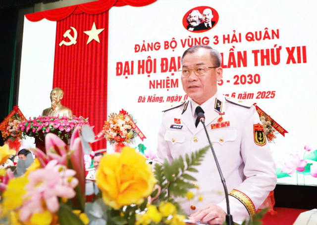 Chuẩn đô đốc Nguyễn Đăng Tiến, Bí thư Đảng ủy, Chính ủy Vùng 3 Hải quân trình bày báo cáo chính trị tại đại hội. z6671394569777-daef7d1e67a44e7f4b5cfa09dd0f3745.jpg