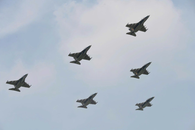Yak-130 bay tạo hình quả trám thông qua khán đài giả định. z6852824616076-12a4c79856e275e76615dfc02289f6b4.jpg