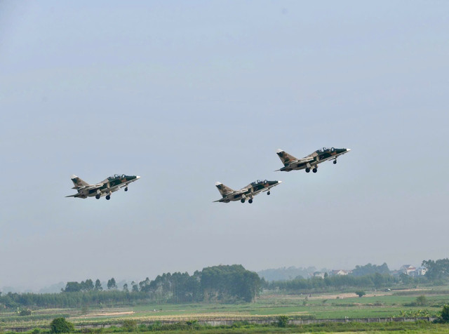 Máy bay Yak-130 cất cánh theo đội hình 3 chiếc 1. z6852823021084-ef62ea261a2f45c077c9b05f69e9964f.jpg