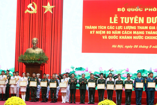 Đại tướng Nguyễn Tân Cương và Thượng tướng Hoàng Xuân Chiến trao thưởng cho các cá nhân, tập thể. kto-tr_4.jpg
