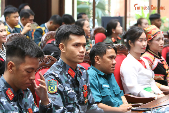 Đại diện các tập thể, cá nhân tham gia thực hiện nhiệm vụ A80 tham dự buổi lễ. kto-tr_img-6333.jpg