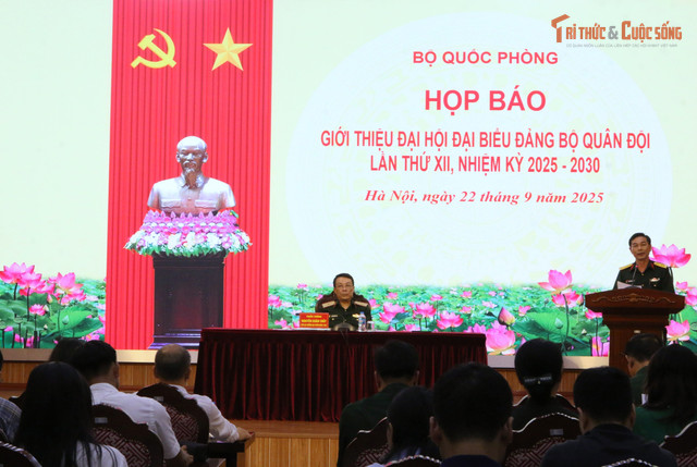 Đại tá Đậu Trọng Quang phát biểu phát biểu tại buổi họp báo. kto-tr_3.jpg