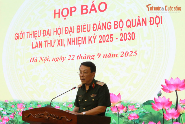 Thiếu tướng Nguyễn Xuân Thủy, Phó Cục trưởng Cục Tuyên huấn, Tổng Cục Chính trị Quân đội nhân dân Việt Nam phát biểu tại họp báo. kto-tr_1.jpg