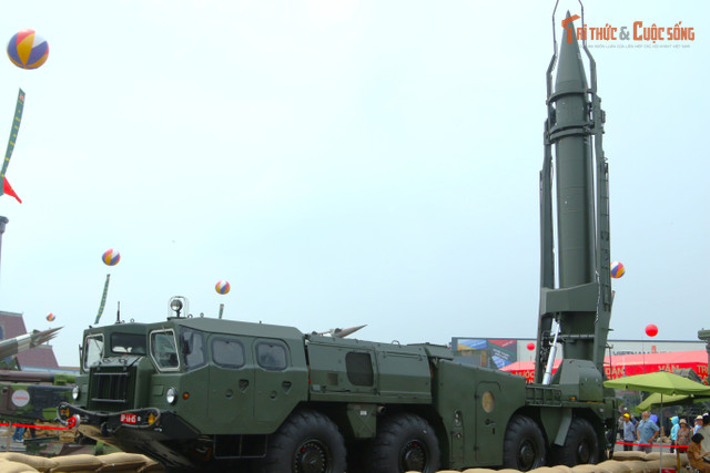 Tổ hợp tên lửa Scud-B được Việt Nam tiếp nhận của Liên Xô từ những năm 1980, hiện nay thuộc biên chế của Lữ đoàn Tên lửa 490, Bộ Tư lệnh Pháo binh - tên lửa, là loại tên lửa đạn đạo hiện đại và tại Đông Nam Á chỉ duy nhất Việt Nam sở hữu. kto-tr_2.jpg