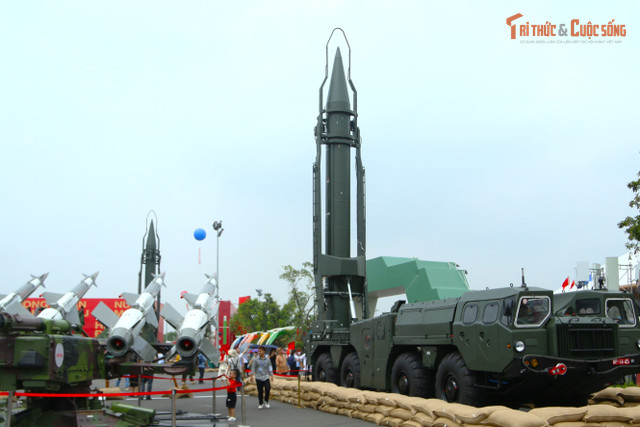Được giới thiệu ngay cổng khu trưng bày ngoài trời của Bộ Quốc phòng tại Triển lãm thành tựu đất nước 80 năm Hành trình Độc lập - Tự do - Hạnh phúc, hai tổ hợp tên lửa Scud-B (R 17E) đang thu hút sự quan tâm đặc biệt của người dân đến tham quan triển lãm. kto-tr_1.jpg