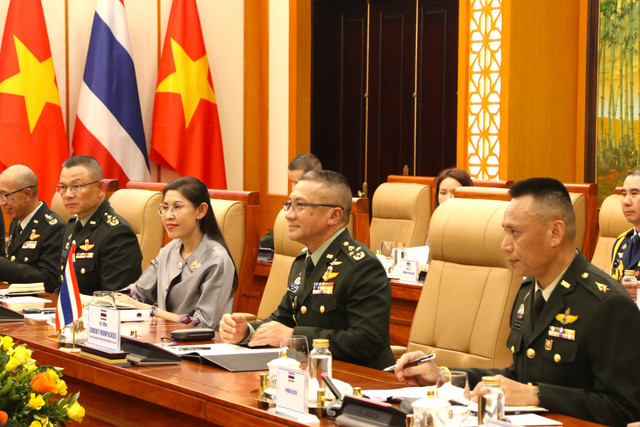 Đại tướng Songwit Noonpackdee và các thành viên đoàn Thái Lan tại hội đàm. Ảnh: Trà Khánh. img-0945.jpg