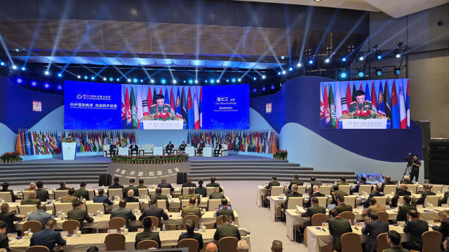 Quang cảnh diễn đàn. z7024388658640-b867e4292d54223cd16f48ff506b2581.jpg