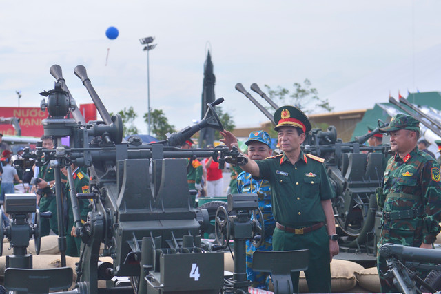 Đại tướng Phan Văn Giang tham quan tổ hợp pháo phòng không 37mm do Viettel hiện đại hóa. dh6-4930.jpg