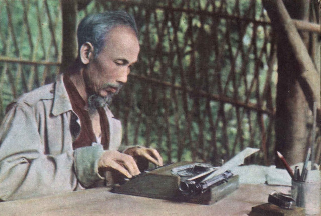 Hình ảnh Bác Hồ đang làm việc . Ảnh Tư liệu nhung-bai-viet-cua-bac-ho-copy.jpg