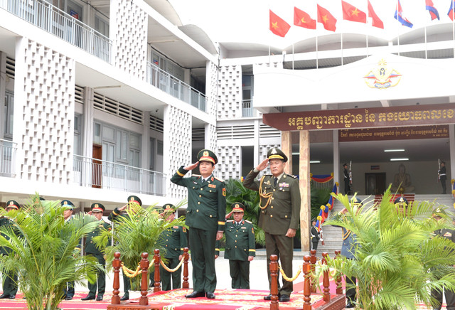 Đại tướng Vong Pisen chủ trì lễ đón Đại tướng Nguyễn Tân Cương. Ảnh: Văn Hiếu. dsc-7831-835.jpg