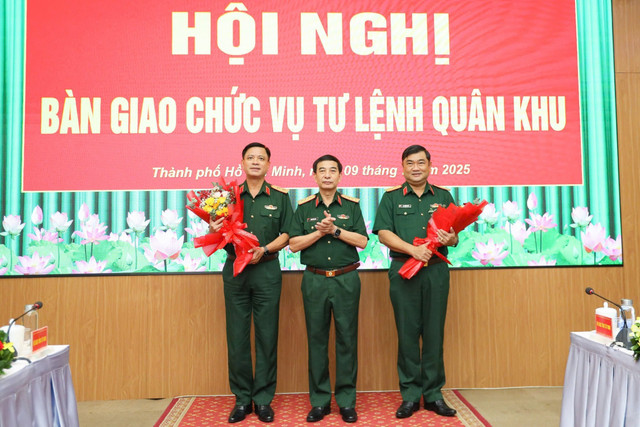 Đại tướng Phan Văn Giang trao hoa chúc mừng Trung tướng Nguyễn Trường Thắng - tân Thứ trưởng Bộ Quốc phòng và Thiếu tướng Lê Xuân Thế - tân Tư lệnh Quân khu 7. 9.jpg