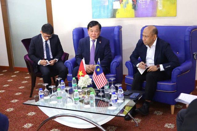 Thượng tướng Hoàng Xuân Chiến hội gặp ngài Mohd Yani Bin Daud, Phó tổng Thư ký Quốc phòng Malaysia. Ảnh: Trung Đỗ. z6641738029569-d59d2506750d31ba621091ee0317a968.jpg
