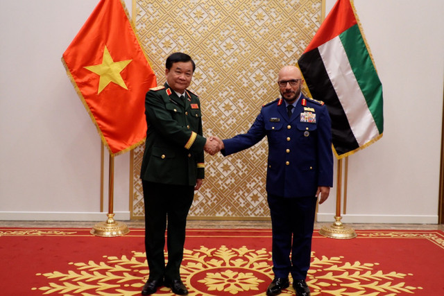 Thượng tướng Hoàng Xuân Chiến hội kiến Trung tướng Ibrahim Nasser Al-Alawi. Ảnh: Bộ Quốc phòng. hoi-kien-uae-2-5049.jpg