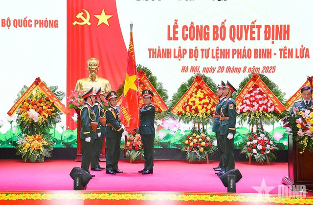 Đại tướng Nguyễn Tân Cương trao Quân kỳ Quyết thắng cho Bộ tư lệnh Pháo binh - Tên lửa. Ảnh: QĐND. Đại tướng Nguyễn Tân Cương trao Quân kỳ Quyết thắng cho Bộ tư lệnh Pháo binh - Tên lửa. Ảnh: QĐND.