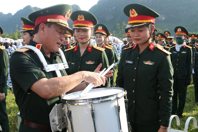 Trung tướng Trương Thiên Tô động viên khối nữ quân nhạc. Ảnh: Trà Khánh. img-5830.jpg