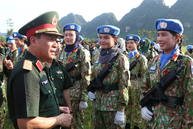 Lãnh đạo Tổng cục Chính trị với khối nữ chiến sĩ gìn giữ hòa bình Việt Nam. Ảnh: Trà Khánh. img-5850.jpg