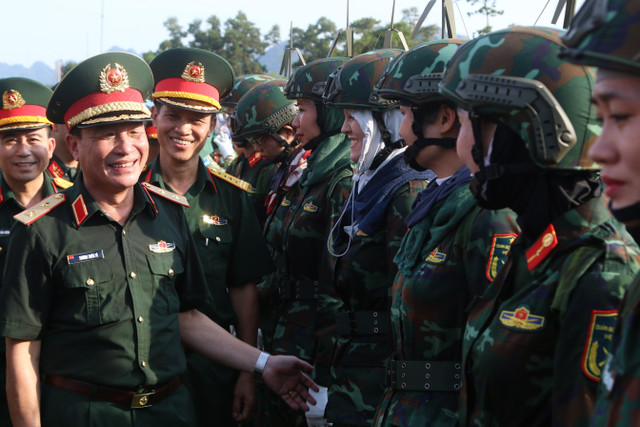 Trung tướng Trương Thiên Tô động viên khối nữ chiến sĩ thông tin. Ảnh: Trà Khánh. img-5873.jpg