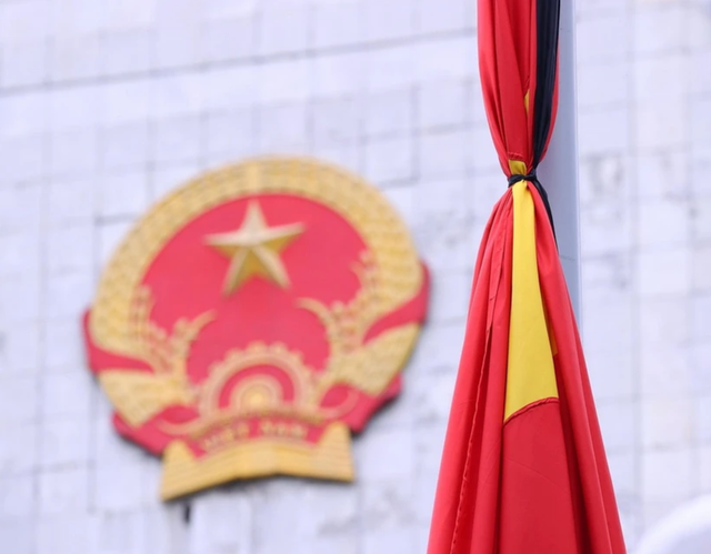 Cờ rủ là Quốc kỳ được buộc lại bằng dải băng tang. Ảnh: TTXVN. anh-chup-man-hinh-2025-05-23-luc-113135-7620-1107.png
