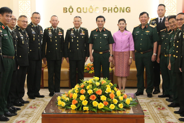 Đại tướng Phan Văn Giang, Đại tướng Songwit Noonpackdee chụp ảnh lưu niệm với các đại biểu. Ảnh: Trà Khánh. img-1112.jpg