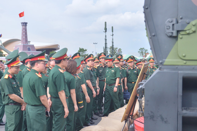 Đoàn công tác tham quan khu trưng bày ngoài trời. dh6-4701.jpg