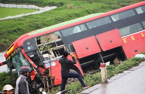 Tai nạn liên hoàn, xe khách chở 20 người văng xuống ruộng