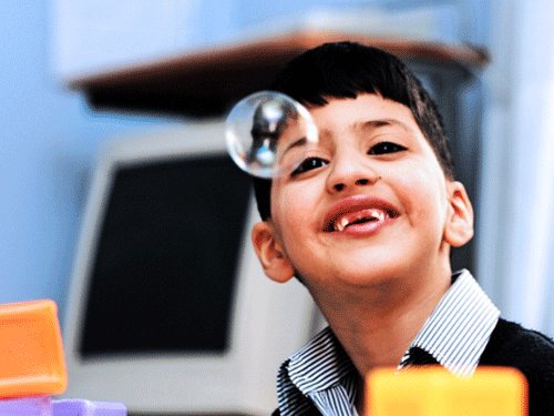 Hành động bất thường: Trẻ em mắc bệnh tự kỷ thường có những hành động bất thường như bắt chước một số hành động của các trẻ em đặc biệt khác, chống lại sự thay đổi nếp sống hằng ngày, tránh giao tiếp bằng ánh mắt mà chủ yếu bằng lời, hò hét. Đôi khi trẻ khó ngủ, không kiểm soát được tình cảm của bản thân dẫn tới những hành động hung hăng, gây gổ đối với những người xung quanh.