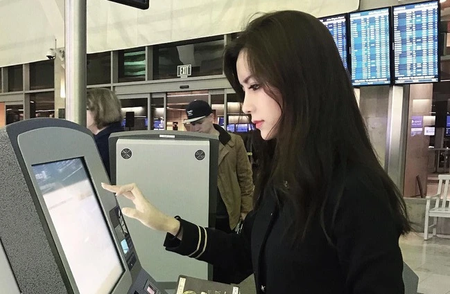 "Đứng tim" khi phát hiện gương mặt thật của mỹ nữ chụp nghiêng