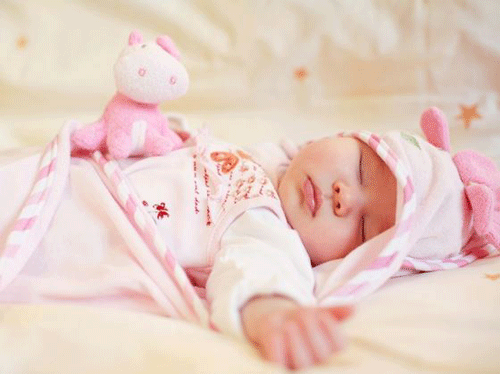 Đèn ảnh hưởng đến chất lượng giấc ngủ của trẻ. Các nhà khoa học đã phát hiện ra rằng bất kỳ ánh sáng nhân tạo nào cũng sẽ tạo ra một áp lực. Sự tồn tại lâu dài của áp lực ánh sáng như vậy sẽ làm cho mọi người, đặc biệt là trẻ sơ sinh và trẻ nhỏ trở nên khó chịu, tâm trạng bồn chồn, khó ngủ. Đồng thời, để cho bé ngủ sẽ ảnh hưởng đến khả năng tự đánh thức của cơ thể trẻ, khiến bé ngủ không sâu, dễ thức giấc.