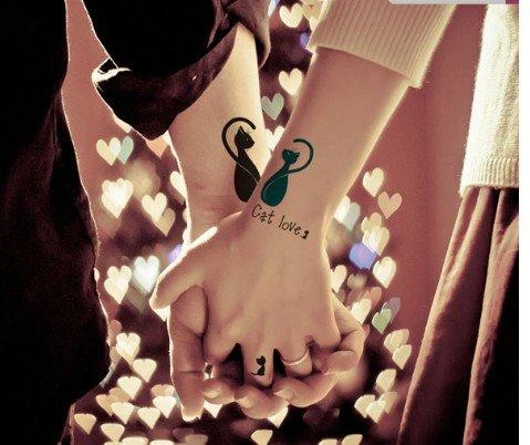 Teen liều mình với hình xăm dán